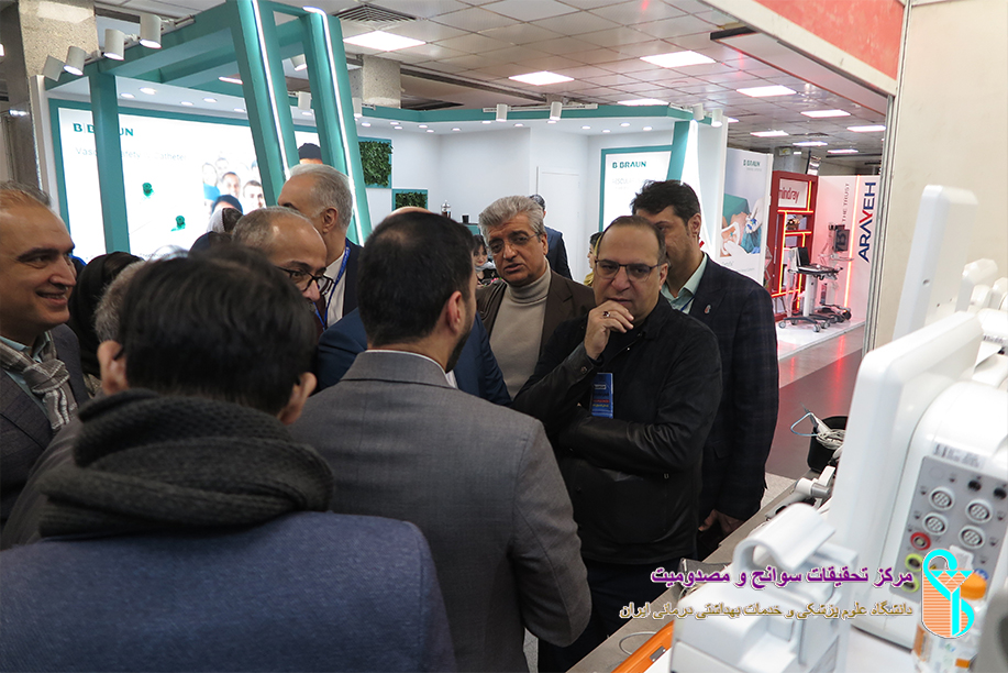 بازدید دکتر توکلی از غرفه‌های کنگره طب اورژانس و تروما؛ تقدیر با اهدای تندیس بلورین